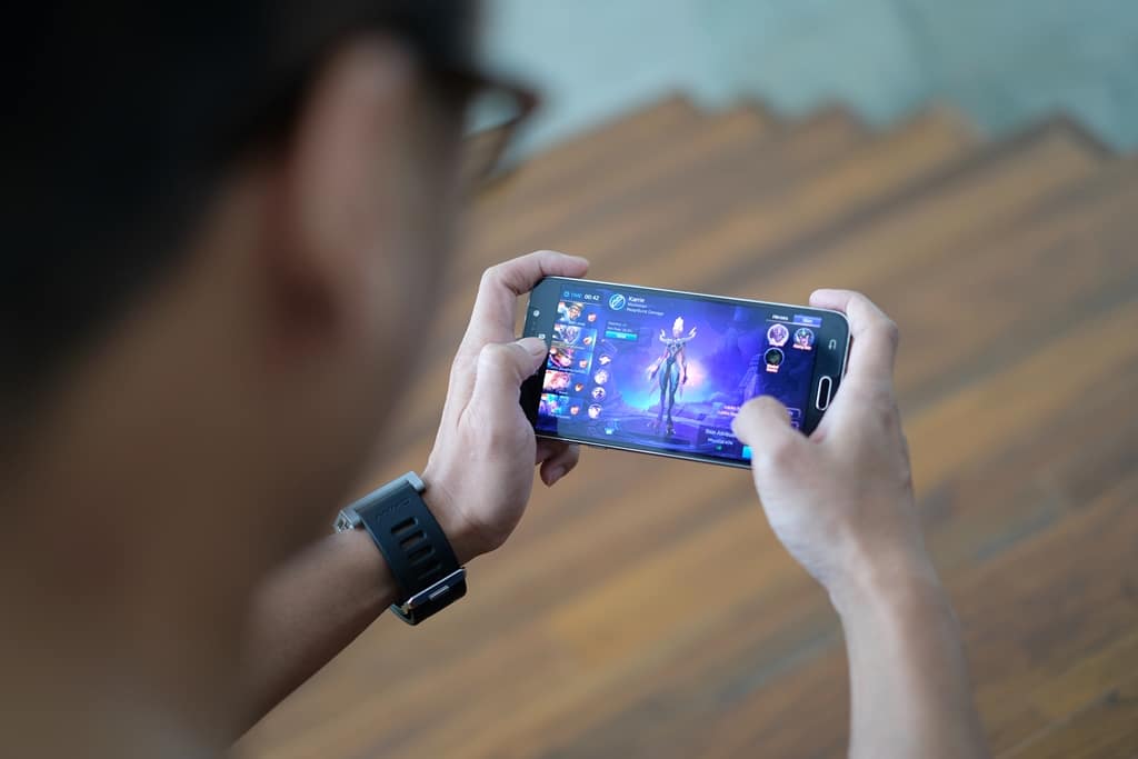 Ponsel Game-Friendly